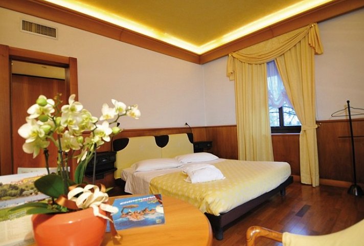 Grand Hotel Astoria - Panoramablick Lavarone See