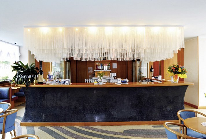 Grand Hotel Astoria - Gedeckter Tisch im Garten