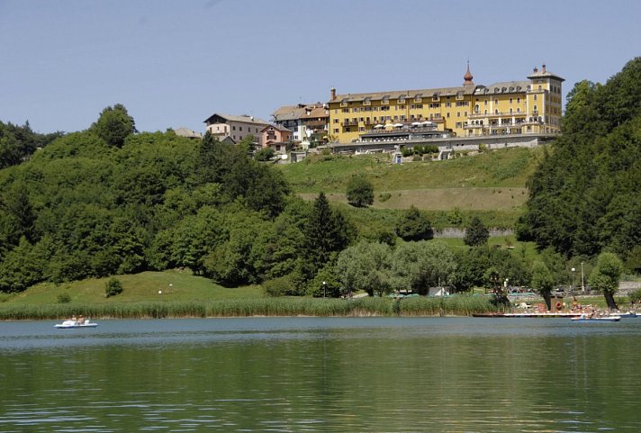 Grand Hotel Astoria - Blick vom See auf das Hotel