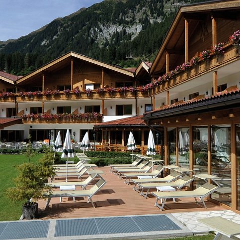 Wellness Sporthotel Ratschings - Sonnenterrasse mit Liegen