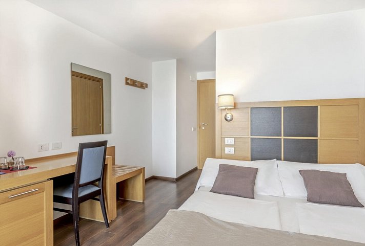 Dolomiti Chalet Family Hotel - Wohnbeispiel Doppelzimmer Abete (Zimmercodierungen DB1 & EC1)