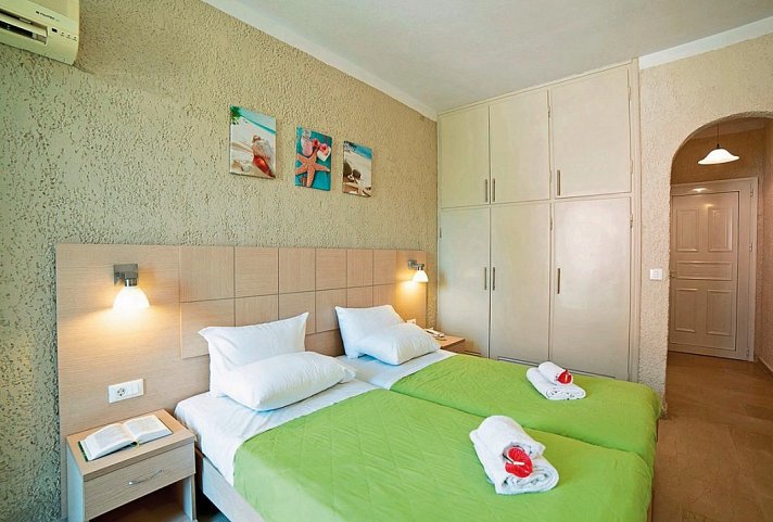 Hotel Alkionis - Wohnbeispiel Doppelzimmer Gartenblick (Zimmercodierung DBG)