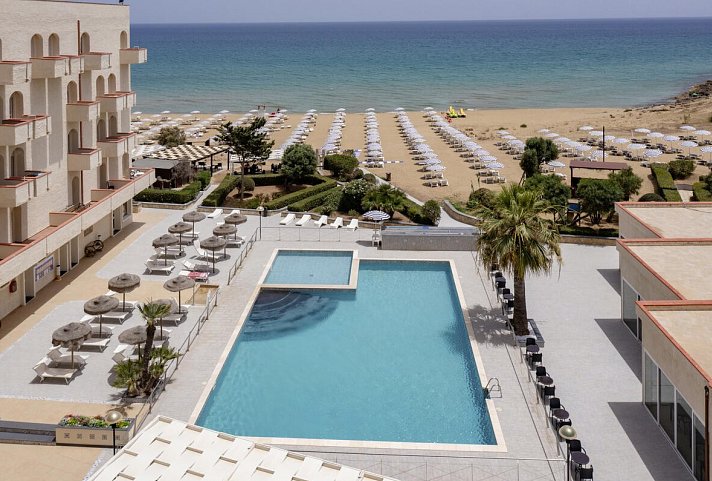 Club Eloro - Außenansicht mit Pool