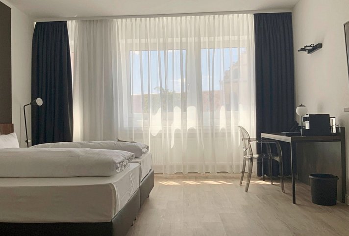 Hotel am Schlosstheater - Beispiel Doppelzimmer Komfort (Zimmercodierung DB9)