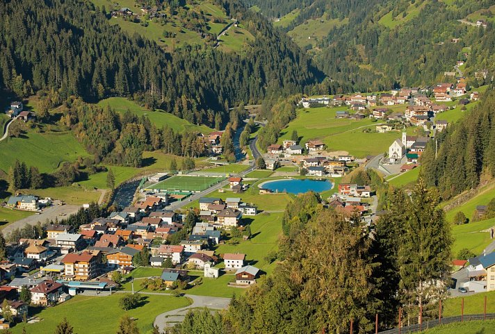 Hotel Alpenkönigin - Ortsansicht See - Paznauntal
