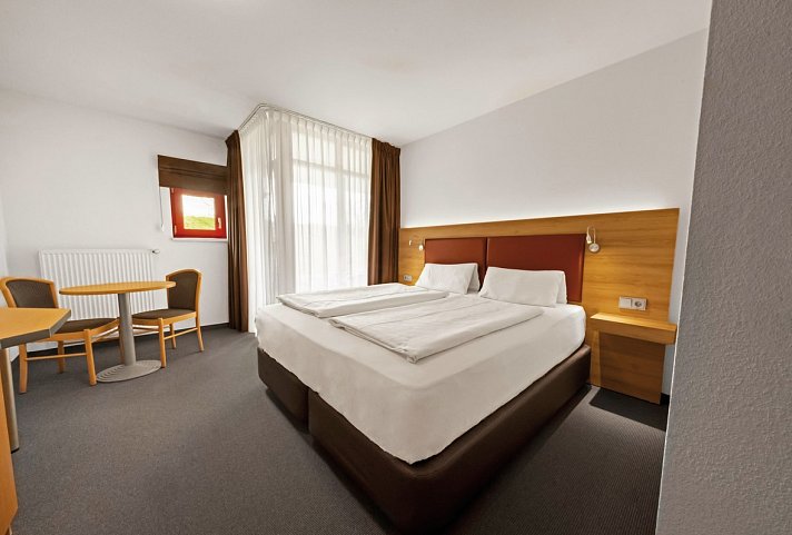 Donna Hotel Klosterhof - Wohnbeispiel Doppelzimmer Blick zum Hohen Bogen (Zimmercodierung DB2)