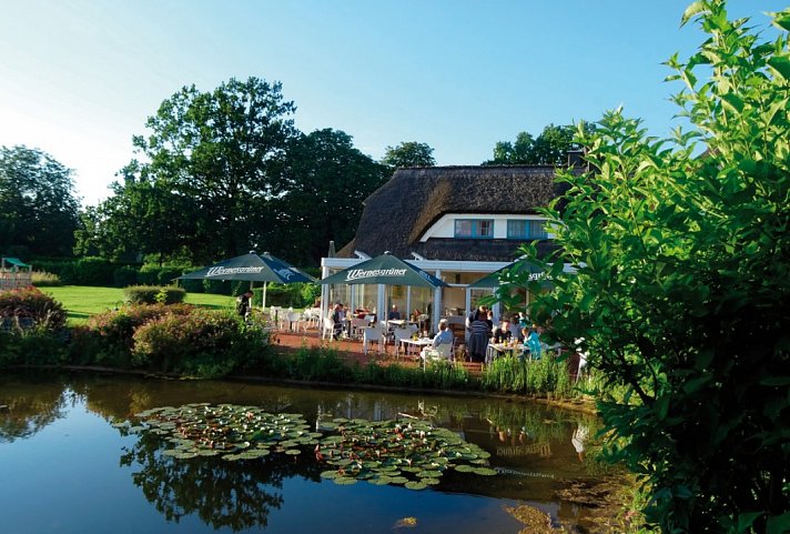 Landhotel Kastanienallee - Sonnenterrasse, Teich und Wintergarten