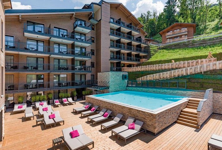 Hotel ADAPURA Wagrain - Relax-Terrasse mit beheiztem Außenpool