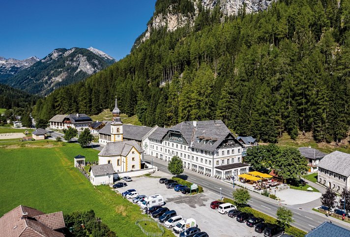 Landhotel Postgut - Luftaufnahme vom Hotel mit Umgebung