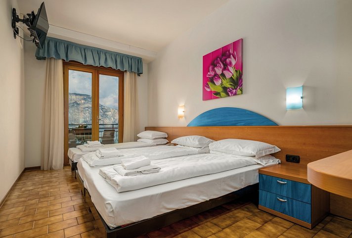 Hotel Smeraldo - Wohnbeispiel Doppelzimmer seitl. Seeblick (Zimmercodierungen DZ2 & DB8)